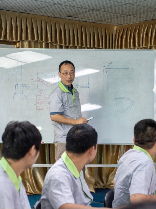 召開注塑模具廠工程技術(shù)討論會(huì)議